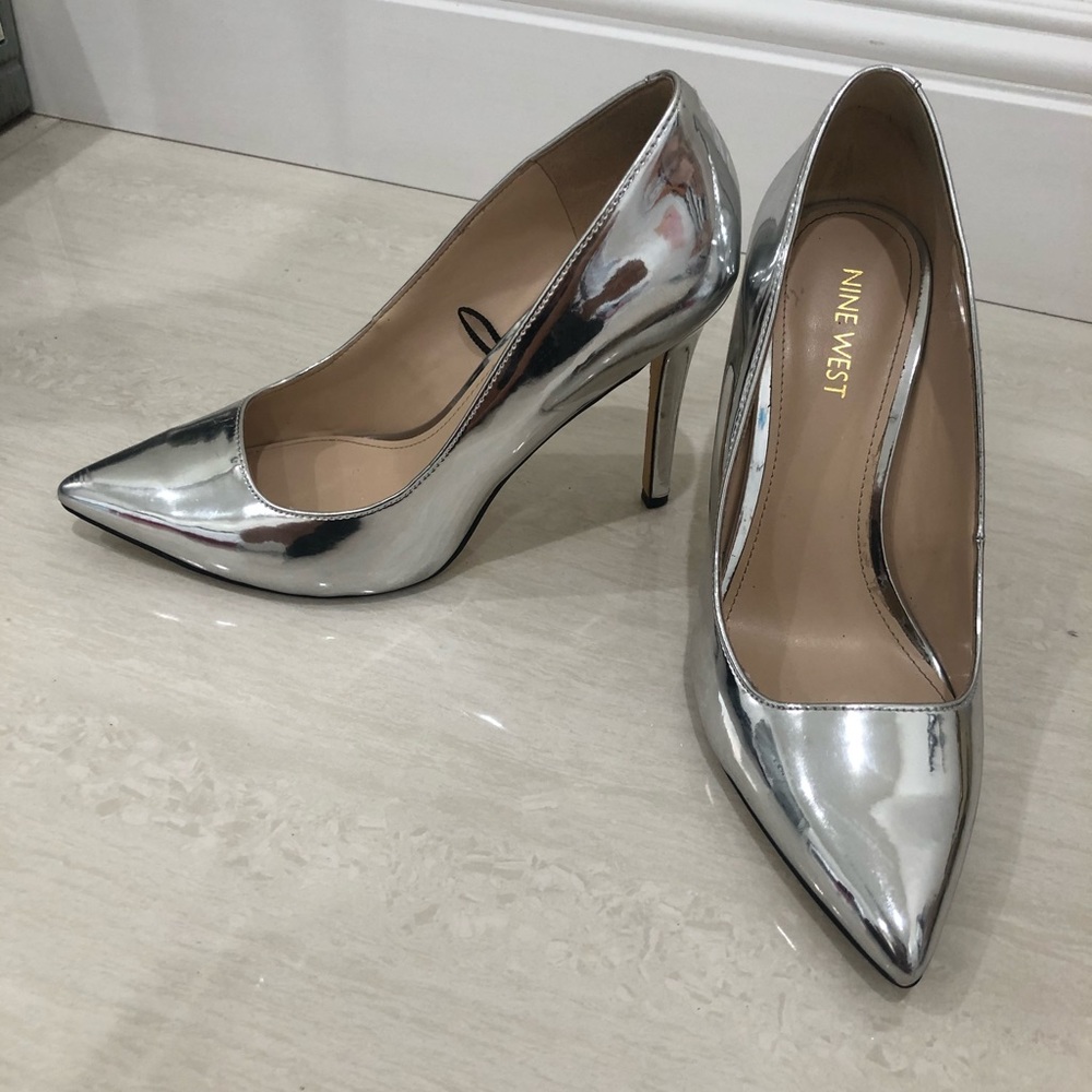 Silver pointed pumps
